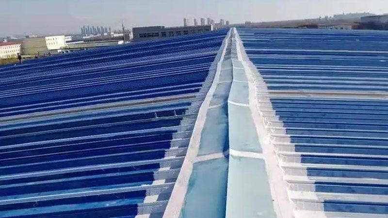 卫生间和屋面防水材料在成分、性能和施工工艺上存在一定的区别：