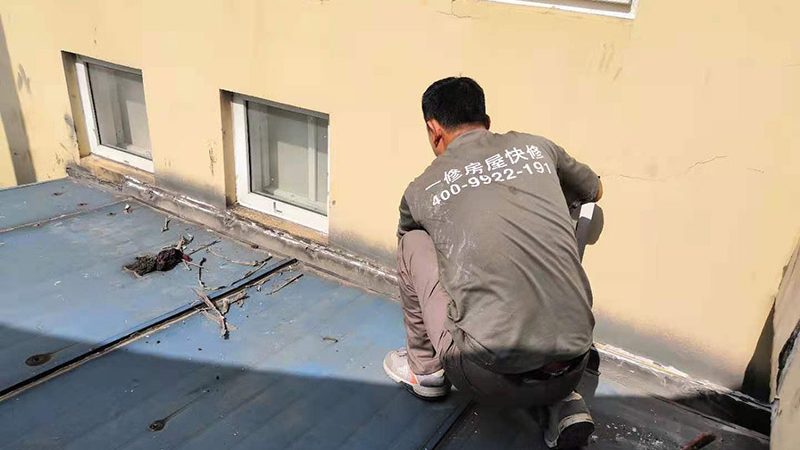 在开始XPS挤塑板屋顶保温施工之前，首先要做好充分的施工准备。这包括：